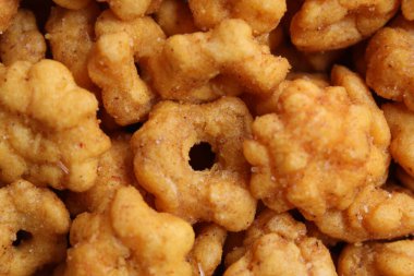 Sakura Ribut 'un arka plan dokusu, çiçek şeklinde kızarmış hamur, baharat tozuyla kaplanmış. Endonezya 'dan atıştırmalık