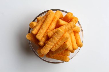 Stik Balado, tuzlu pudra kaplı krakerler. Şeffaf cam kasede. Beyaz arkaplan, düz yatay veya üst görünümde izole edilmiş