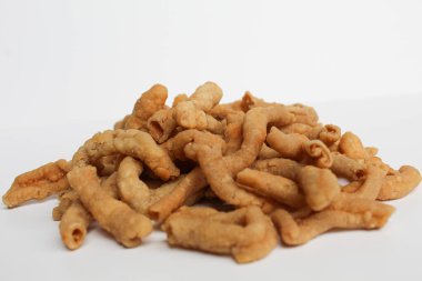 Kızarmış tavuk bağırsağı, beyaz arka planda izole edilmiş.