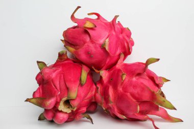 Kırmızı pitaya meyveleri. Üç taze ejderha meyvesi, beyaz arka planda izole edilmiş.