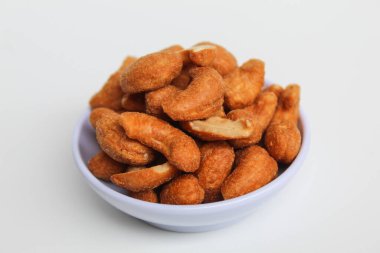 Küçük beyaz bir kasede kaju fıstığı. beyaz arkaplanda izole