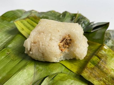 Lemper, muz yaprağına sarılmış et diş ipiyle dolu glutinous pilavından yapılan bir aperatif mi?