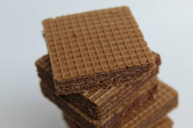 Beyaz arka planda izole edilmiş çikolatalı gofretler.