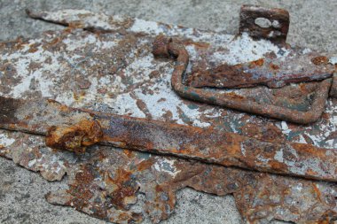 Aşınmış ve hasarlı metal çubuk.