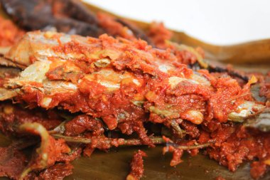 Pepes ikan peda, ya da kırmızı biberli ızgara balık ve muz yaprağına sarılmış şifalı otlar. Geleneksel Endonezya yemekleri. Beyaz arkaplanda izole