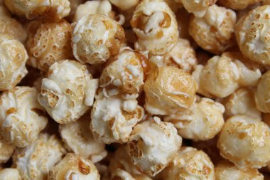 Karamelli patlamış mısırın arka plan dokusu. Erimiş şekerle kaplanmış patlamış mısırlar