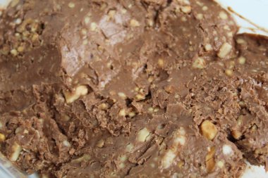 Eritilmiş çikolata ve ezilmiş fındık ile karıştırıldığında arkaplan dokusu