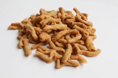 Kızarmış tavuk bağırsağı, beyaz arka planda izole edilmiş.