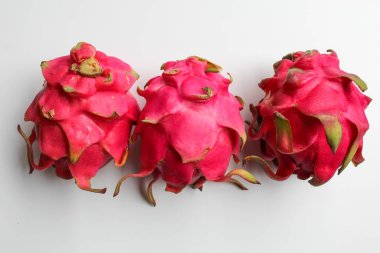 Kırmızı pitaya meyveleri. Üç taze ejderha meyvesi, beyaz arka planda izole edilmiş.