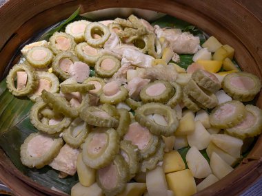 Siomay, geleneksel Endonezya aperatifi, geleneksel ahşap bambu tavasında. Buharda pişmiş tofu, kavun dilimleri ve patates dilimleriyle.