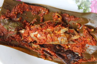 Pepes ikan peda, ya da kırmızı biberli ızgara balık ve muz yaprağına sarılmış şifalı otlar. Geleneksel Endonezya yemekleri. Beyaz arkaplanda izole