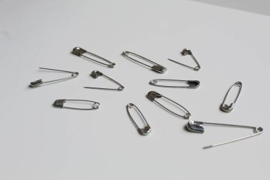 Beyaz arka planda izole edilmiş metal çengelli iğneler.