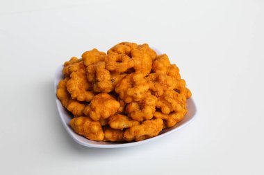 Sakura ribut, çiçek şeklinde kızarmış hamur, lezzetli bir tat. Endonezya 'dan atıştırmalık. Beyaz arkaplanda izole