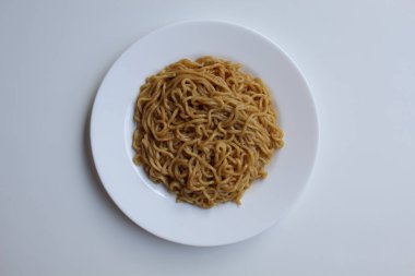 Beyaz tabakta hazır erişte servisi, beyaz arka planda izole edilmiş, düz ya da üst görünümde.