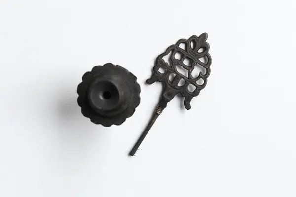 Eski bir metal paketinde, göz kalemi olarak kullanılan eski makyaj aracı olan Kohl göz kalemi, siyah toz, düz zemin veya üst görünüm içerir