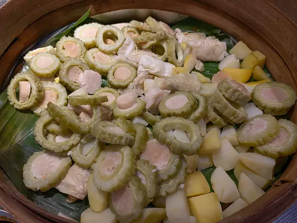Siomay, geleneksel Endonezya aperatifi, geleneksel ahşap bambu tavasında. Buharda pişmiş tofu, kavun dilimleri ve patates dilimleriyle.