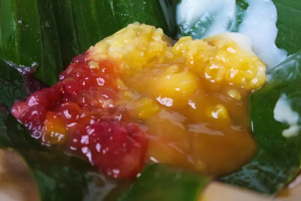 Endonezya 'nın tatlı yulaf lapasının karışımı, muz yaprağı hasırında. Geleneksel kahvaltı, Bubur Campur Manis