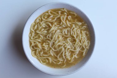 Beyaz kase üzerinde hazır çorba servisi, beyaz arka planda izole, düz ya da üst görünüm