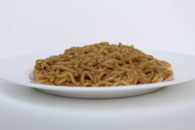 Beyaz tabakta, beyaz arka planda izole edilmiş hazır erişte servisi.