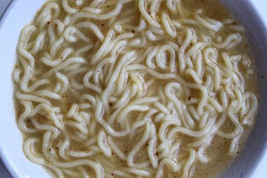 Beyaz kase üzerinde hazır çorba servisi, beyaz arka planda izole, düz ya da üst görünüm