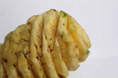 Soyulmuş bir ananas, beyaz arka planda izole edilmiş.