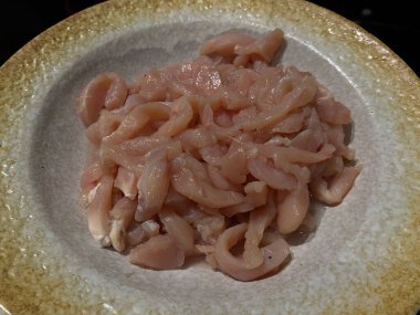 Pişmemiş tavuk eti tabakta.