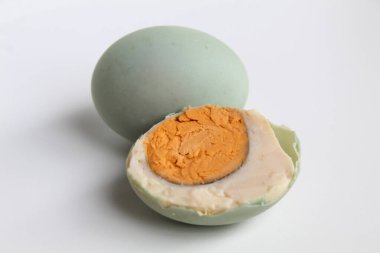 Yarım tuzlu yumurta, ördek yumurtasının mavi kabuğu. Beyaz arkaplanda izole