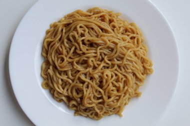 Beyaz tabakta hazır erişte servisi, beyaz arka planda izole edilmiş, düz ya da üst görünümde.