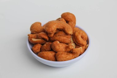 Küçük beyaz bir kasede kaju fıstığı. beyaz arkaplanda izole