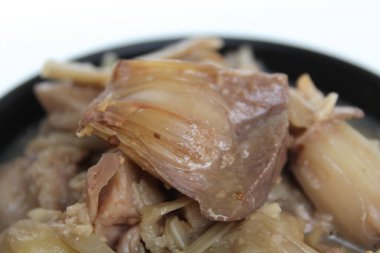 Hindistancevizi sütüyle pişirilmiş, siyah kâsede, beyaz arka planda izole edilmiş taze meyve eti.