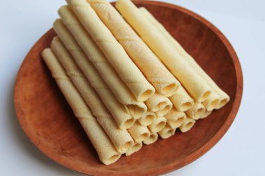 Yumurtalı börek, orijinal aromalı. İnce yuvarlanmış krepler. Tahta tabakta. Beyaz arkaplanda izole