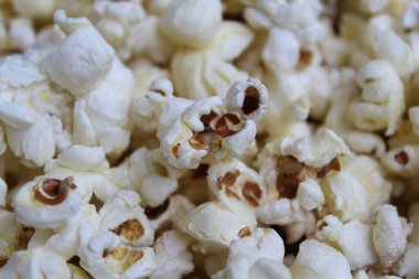 Sade patlamış mısırın tam arkaplanı