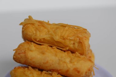 Kaasstengels ya da Kastengel, Endonezya 'nın çubuk şeklinde peynirli kurabiyelerinden etkilenen Hollanda' dır. Beyaz arkaplanda izole edilmiş