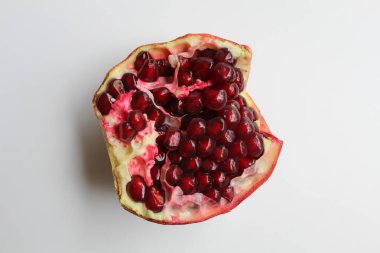 Nar meyvesinin içinde, beyaz arka planda izole edilmiş taze kırmızı tohumlar.