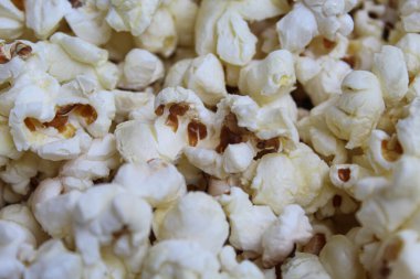 Sade patlamış mısırın tam arkaplanı