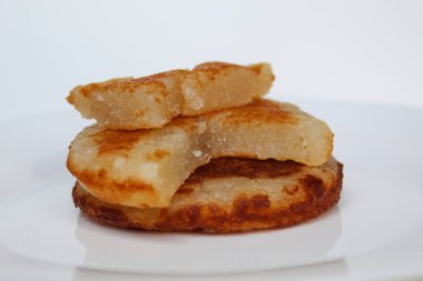 Wingko babat, Endonezya 'dan geleneksel aperatif, hindistan cevizinden yapılır. Beyaz arkaplanda izole