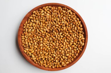 Ahşap tabakta kızarmış soya fasulyesi, beyaz arka planda izole, düz ya da üst görünüm