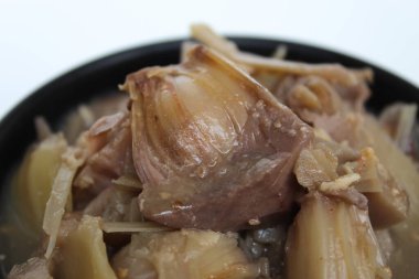 Hindistancevizi sütüyle pişirilmiş, siyah kâsede, beyaz arka planda izole edilmiş taze meyve eti.