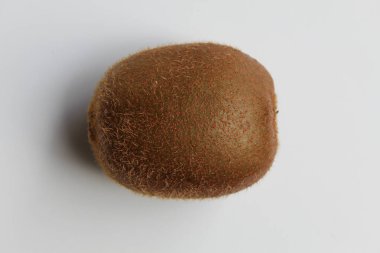 Beyaz arkaplanda izole bir kivi meyvesi, düz ya da üst görünüm