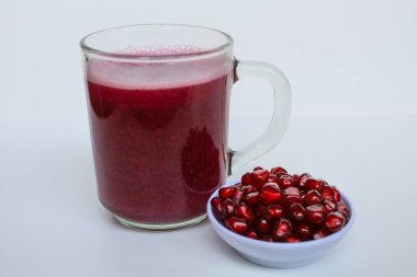 Taze nar suyu, meyve suyu içtikten sonra, beyaz arka planda izole edilir.