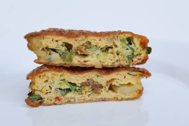 Martabak Telur. Yumurtalı gözleme, un ve pırasa dilimleri, Endonezya 'dan atıştırmalık. Beyaz arkaplanda izole