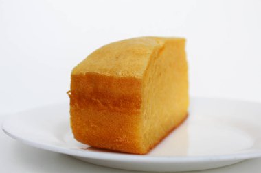 Bir dilim Bika Ambon, Medan, Endonezya 'dan geleneksel pasta. Beyaz plaka üzerinde, beyaz arkaplanda izole edilmiş.