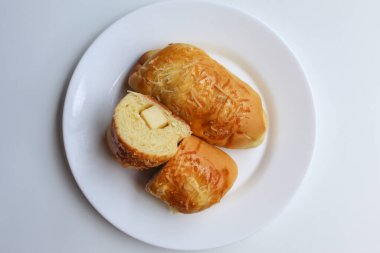 İçinde çedar peyniri olan ekmeği kes, beyaz arkaplanda izole edilmiş, düz ya da üst görünümde