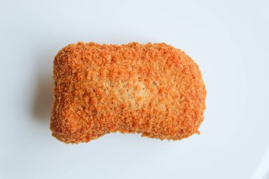 Beyaz tabakta kızarmış tavuk nugget, beyaz arka planda izole edilmiş.