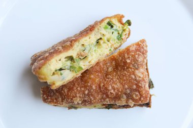Martabak Telur. Yumurtalı gözleme, un ve pırasa dilimleri, Endonezya 'dan atıştırmalık. Beyaz arkaplanda izole
