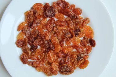 Beyaz tabakta kuru üzüm, düz ya da üst görünüm