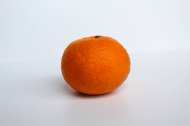 Bir portakal meyvesi, beyaz arka planda izole edilmiş.