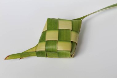 Ketupat ambalajı, pişmeden önce örülmüş taze hindistan cevizi yaprakları. Beyaz arkaplanda izole