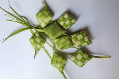 Ketupat ambalajı, pişmeden önce örülmüş taze hindistan cevizi yaprakları. Beyaz arkaplanda izole