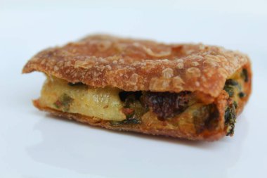 Martabak Telur 'dan bir parça. Yumurtalı gözleme, un ve pırasa dilimleri, Endonezya 'dan atıştırmalık. Beyaz arkaplanda izole